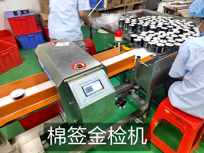 東莞某偉衛(wèi)生用品采購連之新金檢機用于棉簽金屬異物檢測使用現(xiàn)場